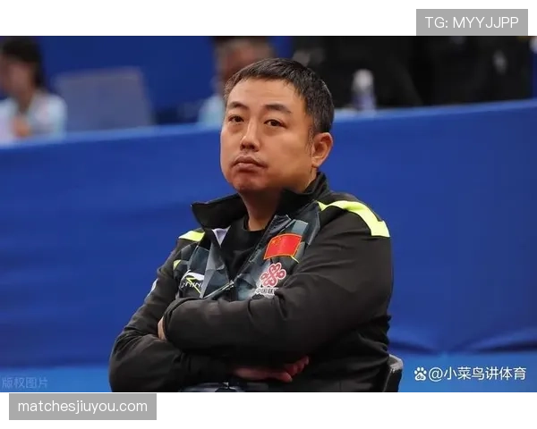 刘国梁和明星合照那会儿我只盯着他手腕的表——我家俩月菜钱估计买不了